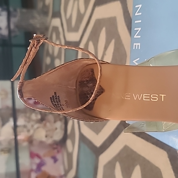 Nine West size 7 1/2M brown snake ankle strap sandals - Picture 4 of 4